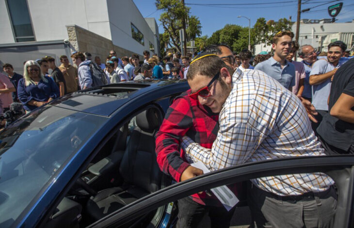 Alumnos le regalan un coche a su maestra