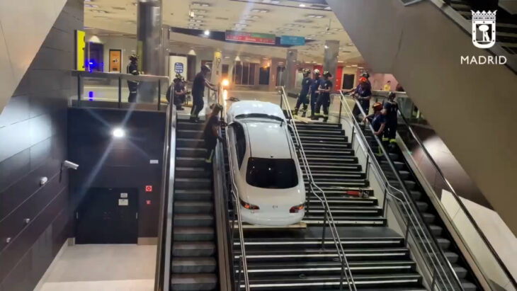 Coche atrapado en las escaleras