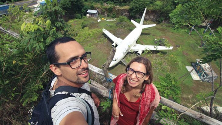 Turistas con avión abandonado