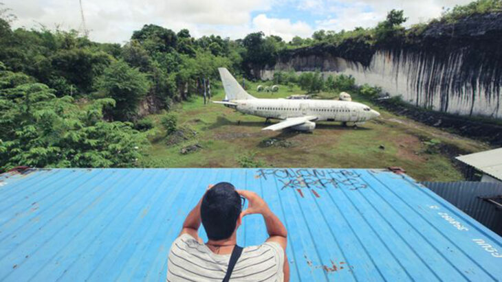 Turista fotografiando avión