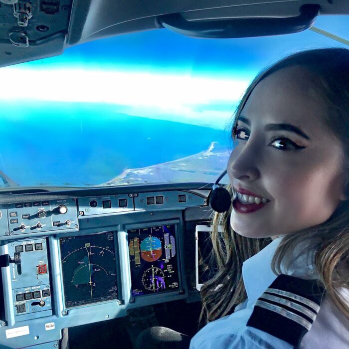 Ilse pilotando un avión