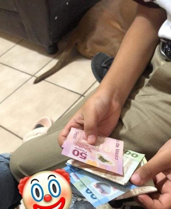 Niños con billetes en la mano