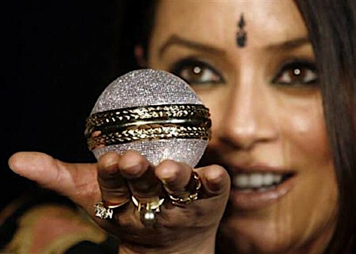 GItanjali Gems bola de cricket