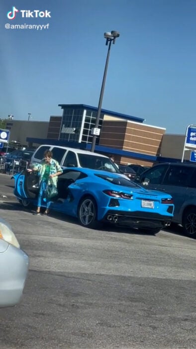 Abuela se baja de coche deportivo