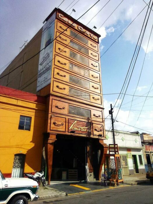 Mueble gigante colombiano