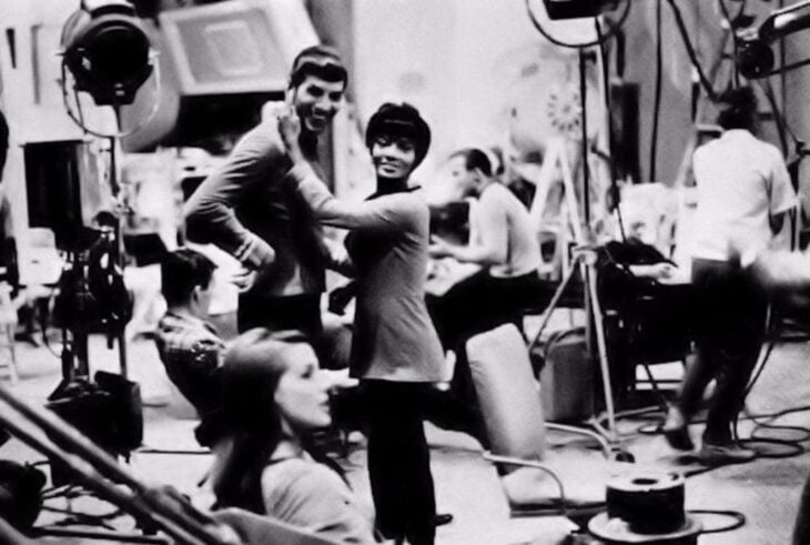 Spock y Hura Leonard Nimoy Nicholle Nichols