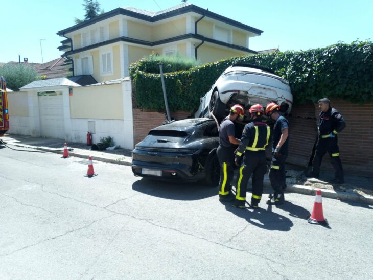 Mujer choca dos Porsches