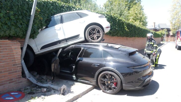 Mujer choca dos Porsches