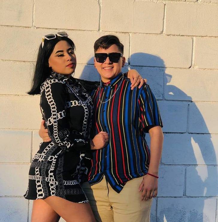 Apoyó a su novia en OnlyFans y ella le regala una moto