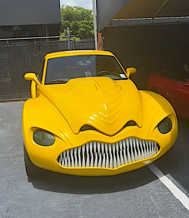 Depredador apex auto amarillo