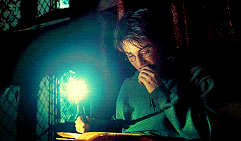 Harry leyendo en la oscuridad