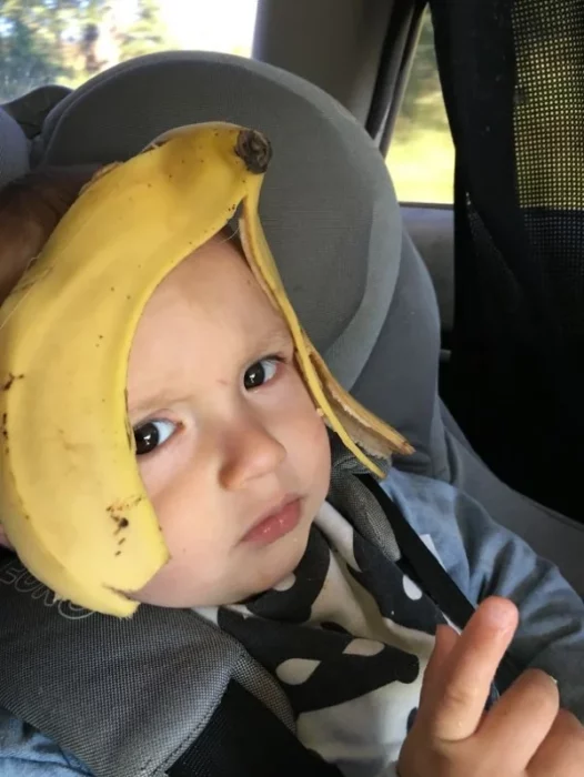 No me veas así niño con cáscara de plátano en la cabeza