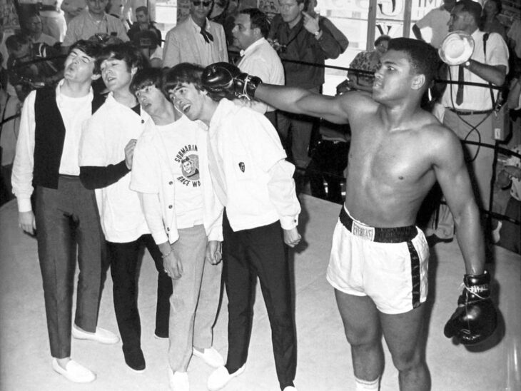 Mohamed Ali apalea a los Beatles