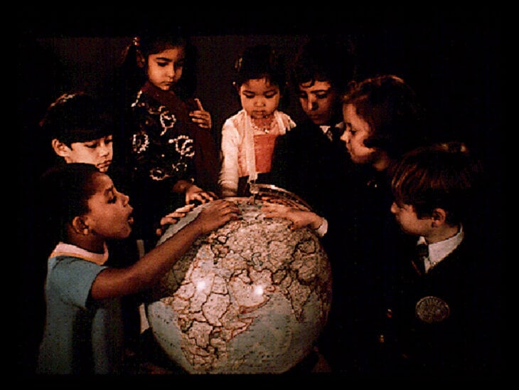 Niños con globo terráqueo