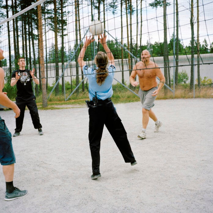 Policía jugando Voleibol