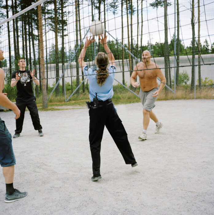 Policía jugando Voleibol