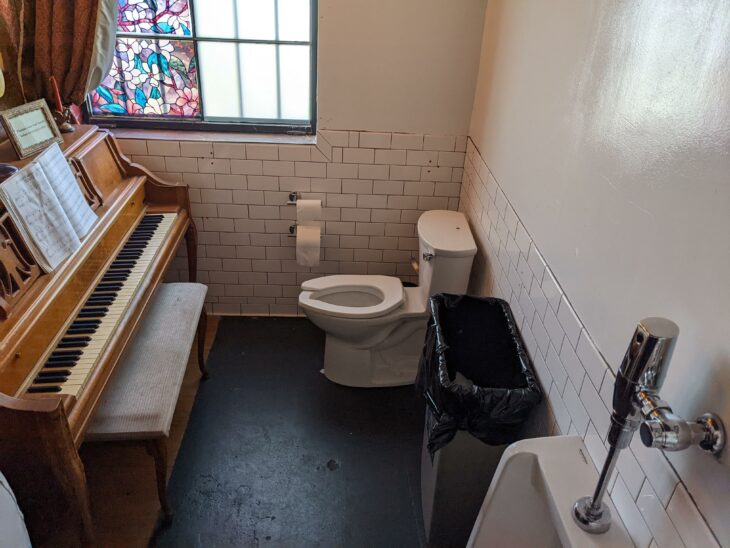 Baño con piano