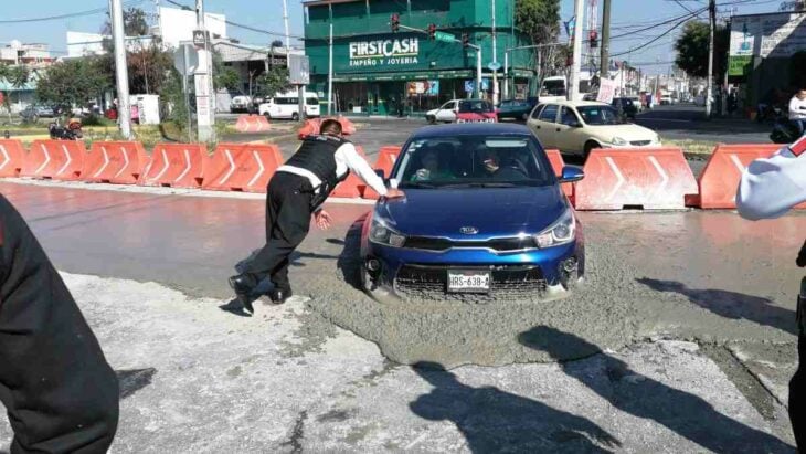 Policía empujando