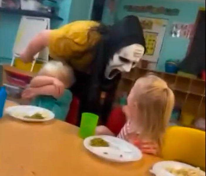Maestra de guardería asusta a niños