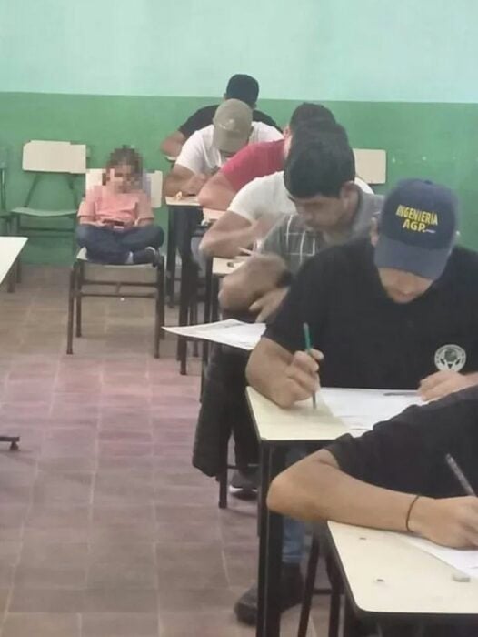 Niña en la universidad de papá