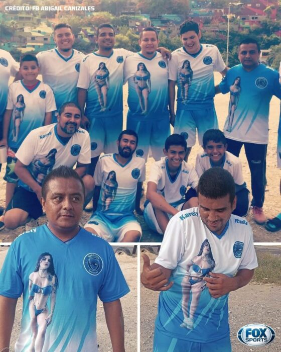 Jugadores futbol posando con camiseta de karely ruiz 