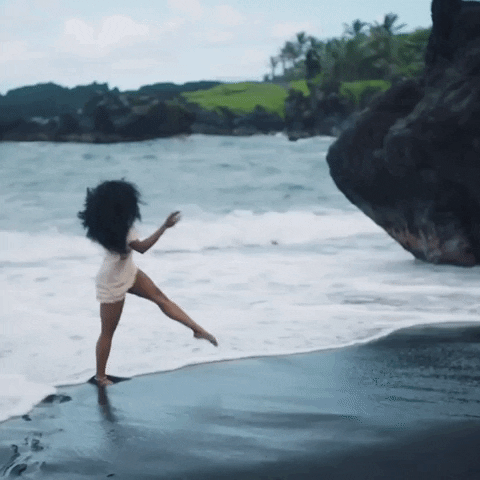 Mozambique paraíso vacacional si tienes cabello mujer bailando en la playa