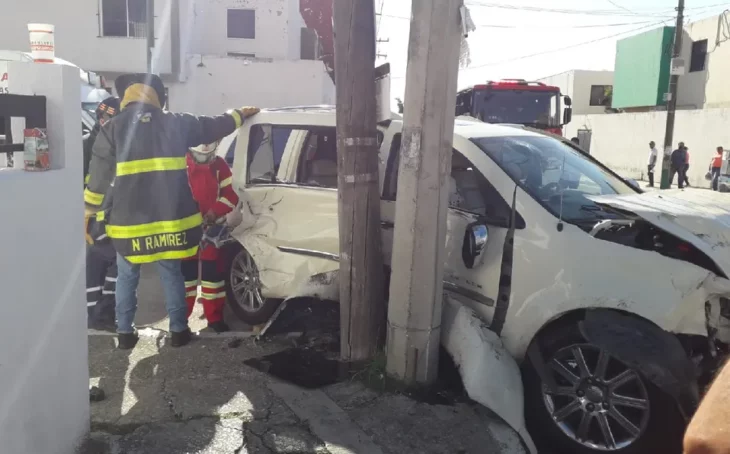 Camioneta aspen siniestrada