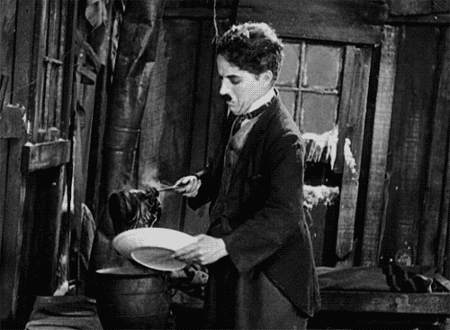 Chaplin comiendo el zapato