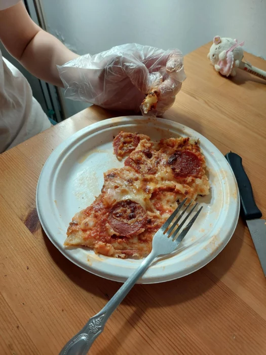 Guantes y tenedor para la pizza
