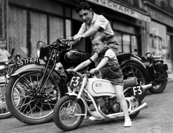 Padre e hijo matociclistas franceses
