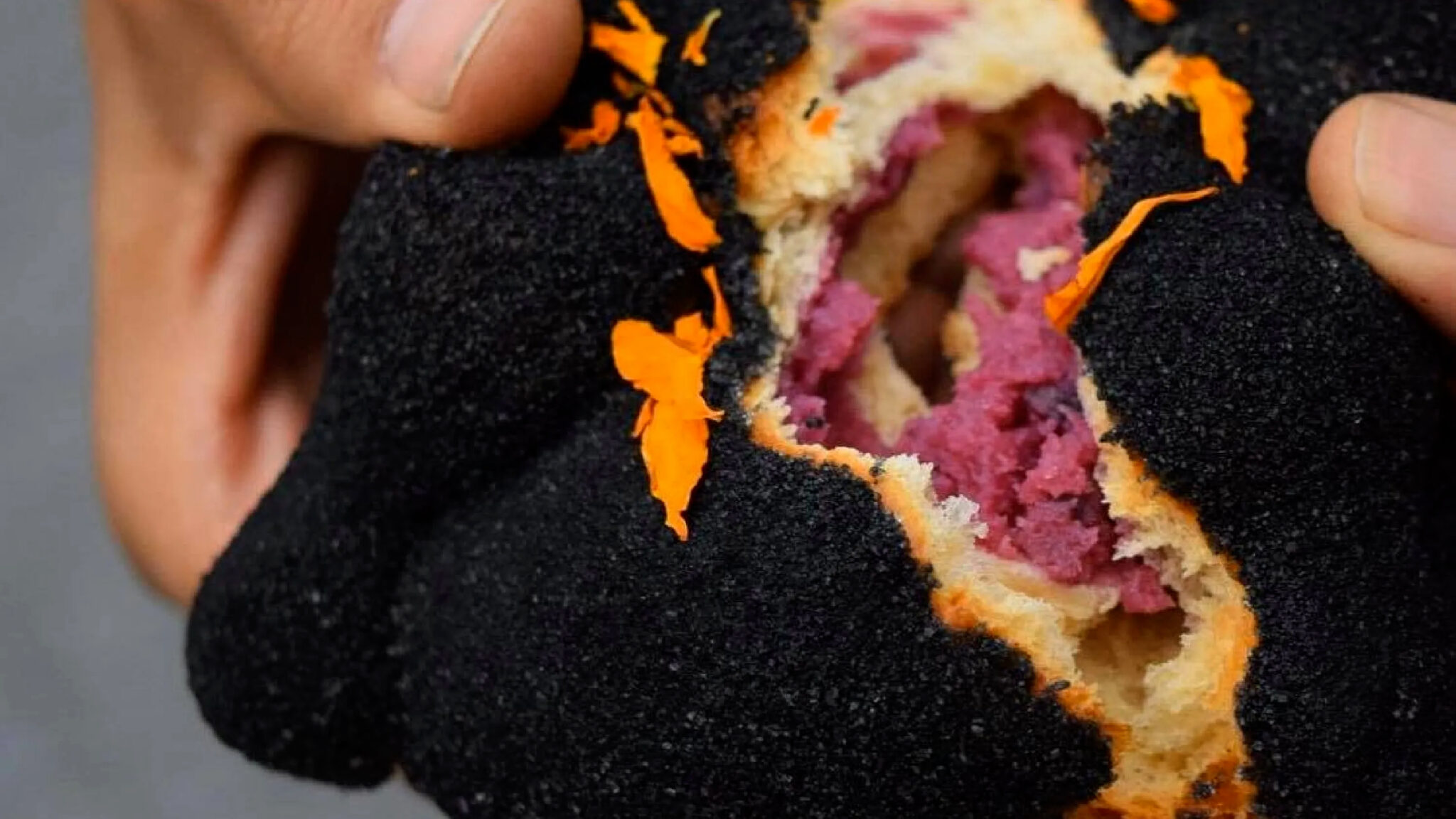 Griga dice que el pan de muerto está hecho con cenizas