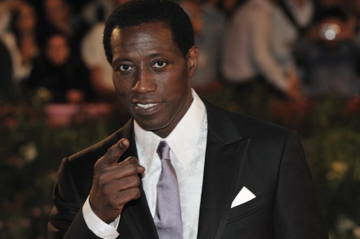 Wesley Snipes de traje y señalando