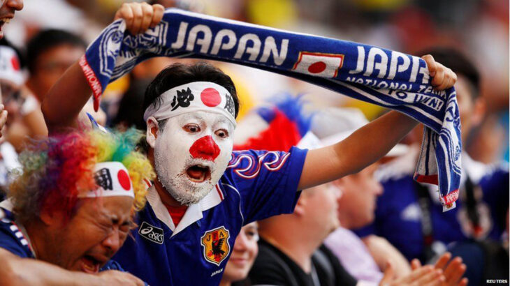 Japoneses limpian el estadio después de ganarle a Alemania