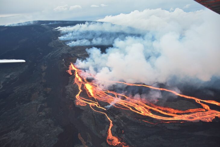 Mauna Loa y los ríos de lava que se han desprendido de él en su más reciente erupción del 28 de noviembre de 2022