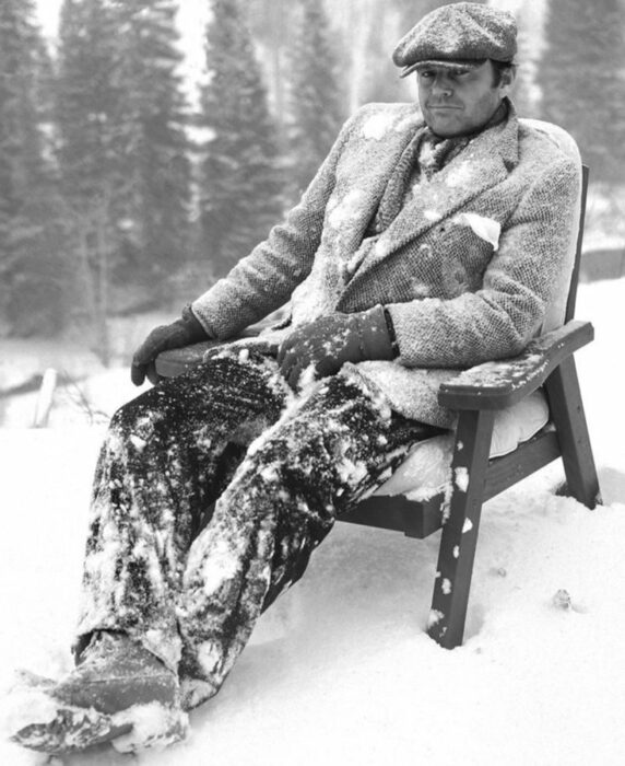 Jack Nicholson sentado entre la nieve en el set de the shining