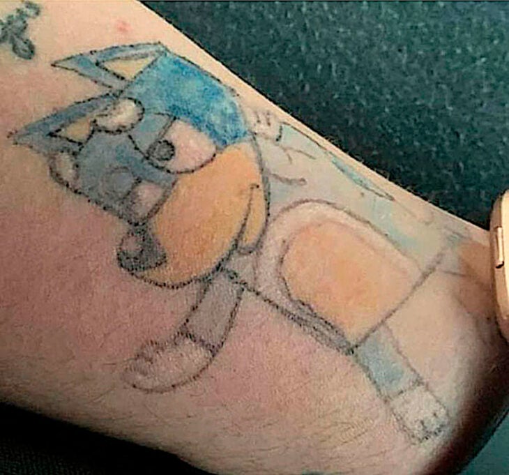 Un tatuaje de Bandit de Bluey autoinflingido mal tatuaje