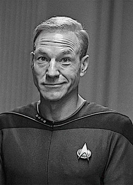 Patrick Stewart con peluca para hacerla de Jean-Luc Picard