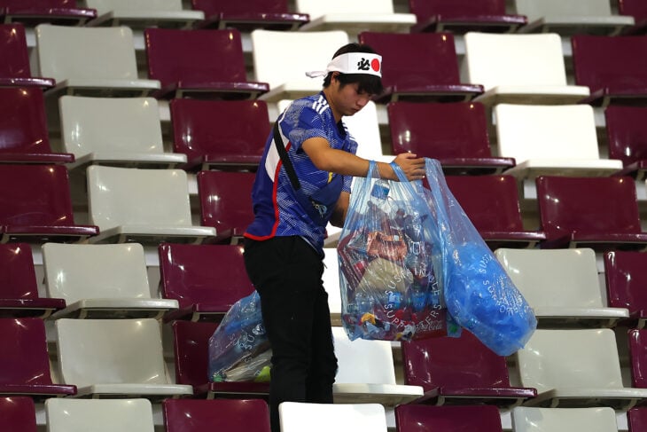 Japoneses limpian el estadio tras victoria a Alemania