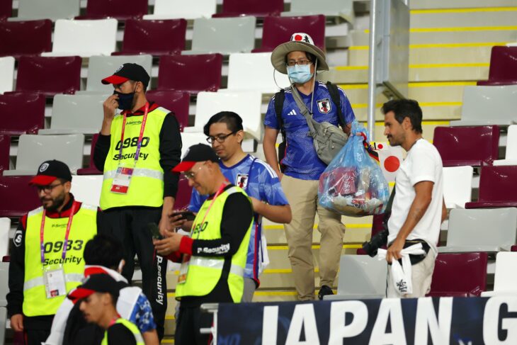 Japoneses limpian el estadio tras victoria sobre Alemania