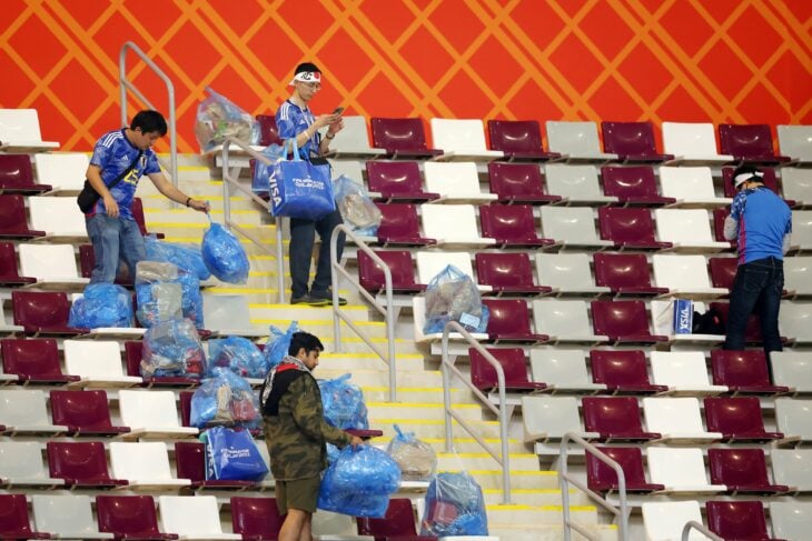 Japoneses limpian el estadio tras ganarle a Alemania