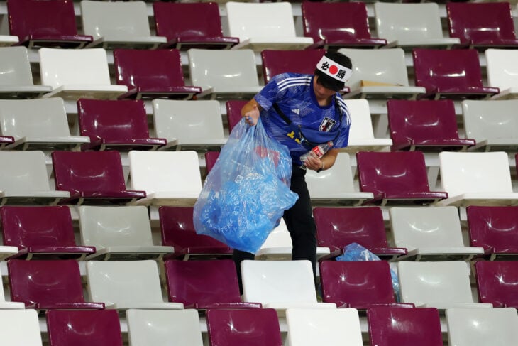 Japoneses limpian el estadio después ganarle a Alemania