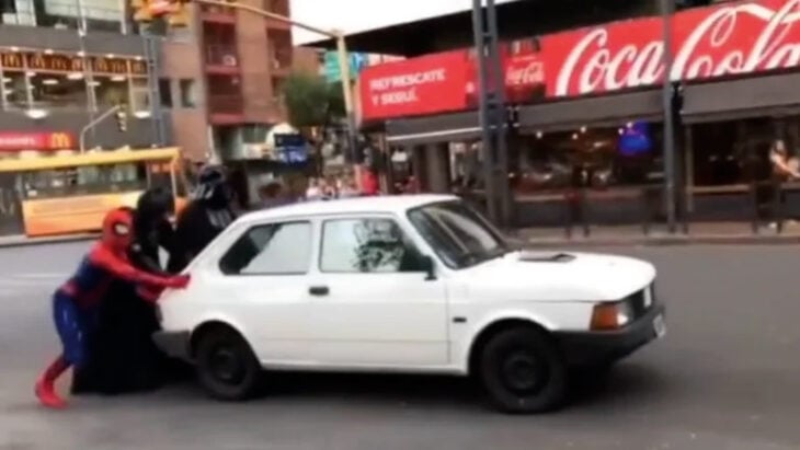 Se le quedó el coche y le ayudaron a empujarlo