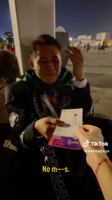 Le regalan un boleto a mexicano que se quedó fuera del estadio