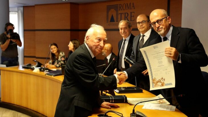 Oscar Mattei recibiendo su título