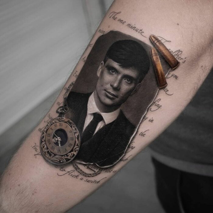 tatuaje de Thomas SHelby Tommy de los Peaky Blinders con dos balas el reloj y el poema del minuto del soldado