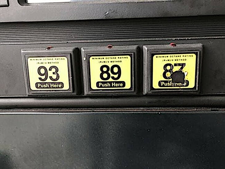 Octanaje de 87 muy popular se muestra desgaste en el botón para despachar gasolina de 87 octanos