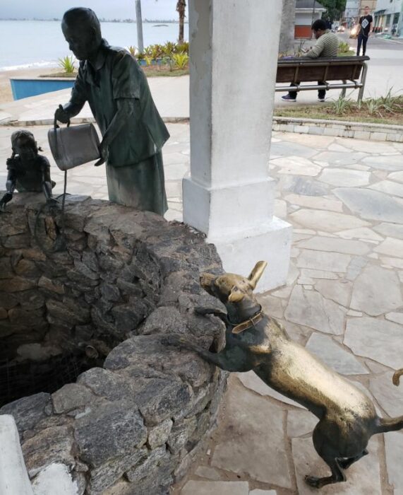 escultura de perro en un pozo tiene el lomo gastado por tantas veces que la gente lo ha acariciado