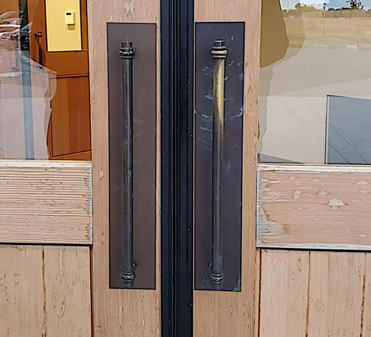 Puerta desgastada de tal forma que es evidente que la usan más diestros que zurdos