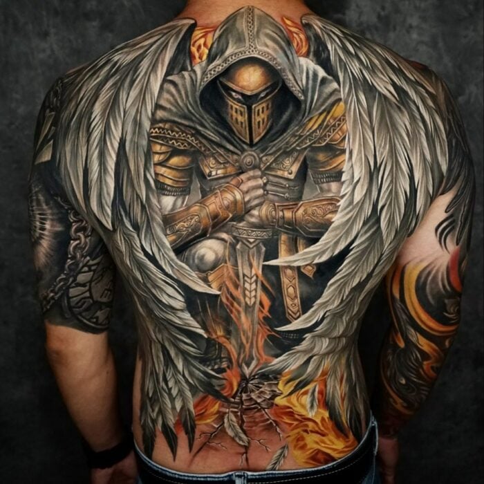 Tatuaje de Tyrael un arcángel azrael en la espalda ancajando la espada en el suelo
