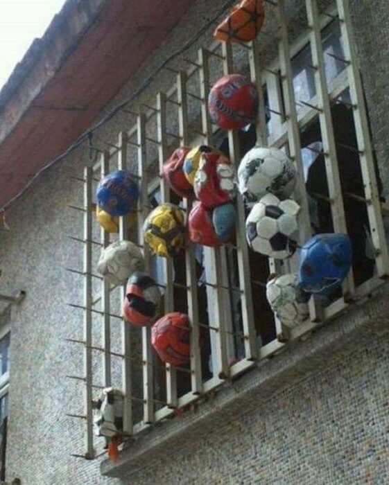 Balonazos en la ventana